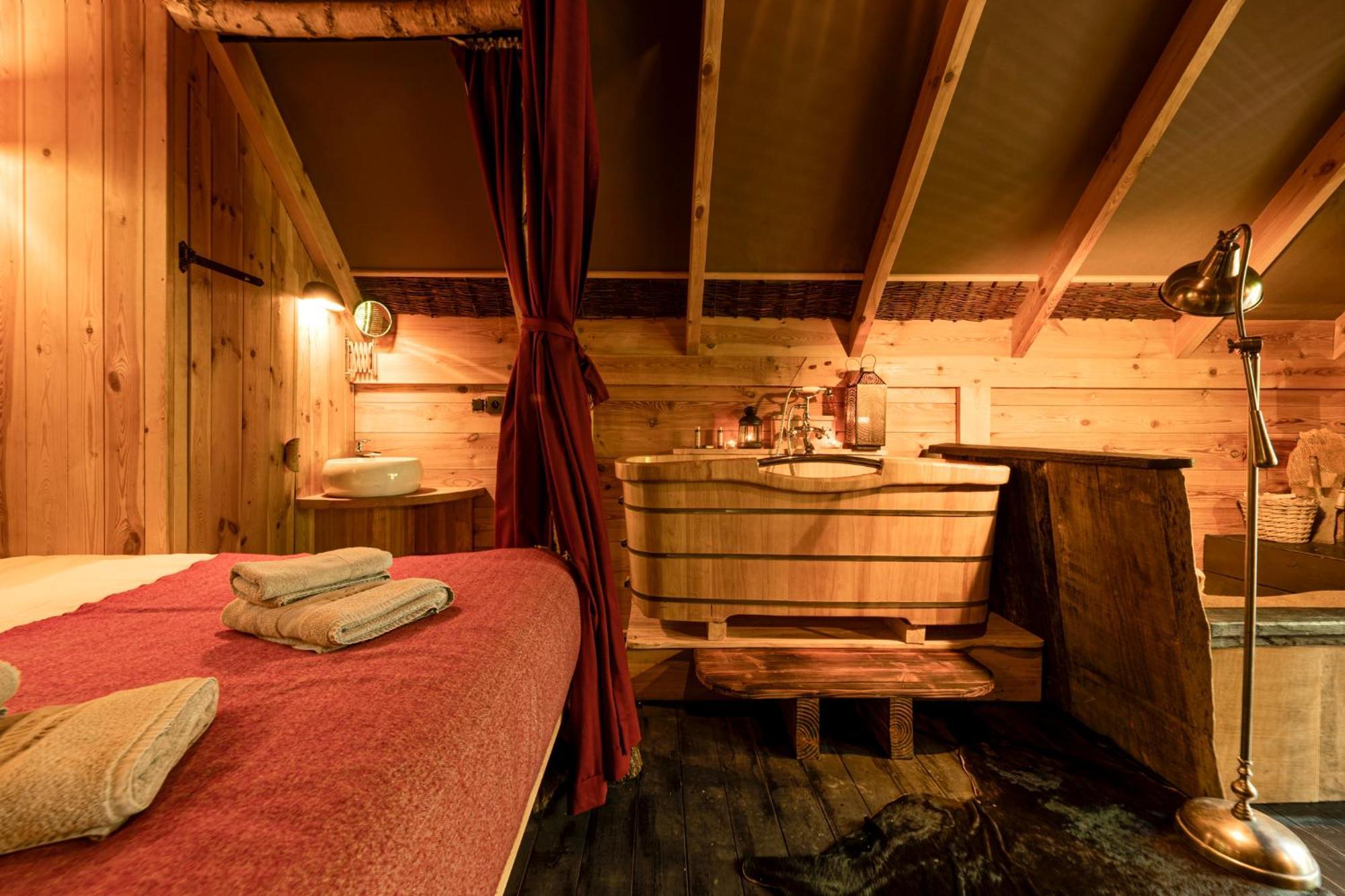Les Cabanes De Rensiwez Mabompre Екстериор снимка